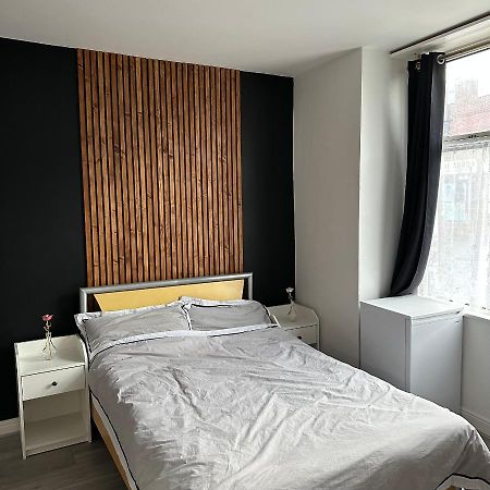 Modern En Suite Bedroom Close To City Centre Leeds  Exterior foto