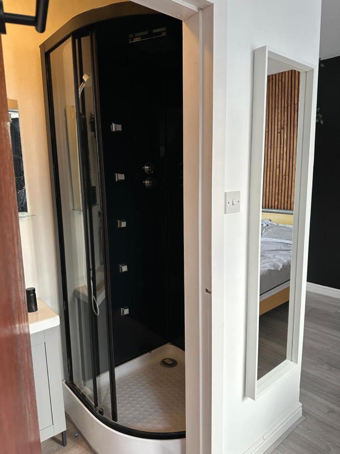 Modern En Suite Bedroom Close To City Centre Leeds  Exterior foto